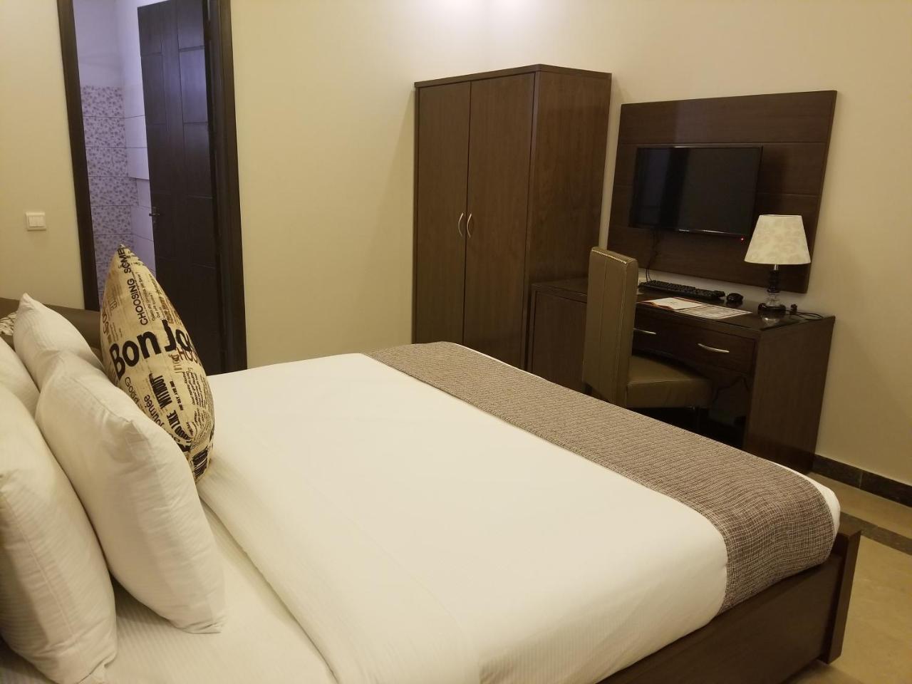 Zifan Hotel & Suites Карачи Экстерьер фото
