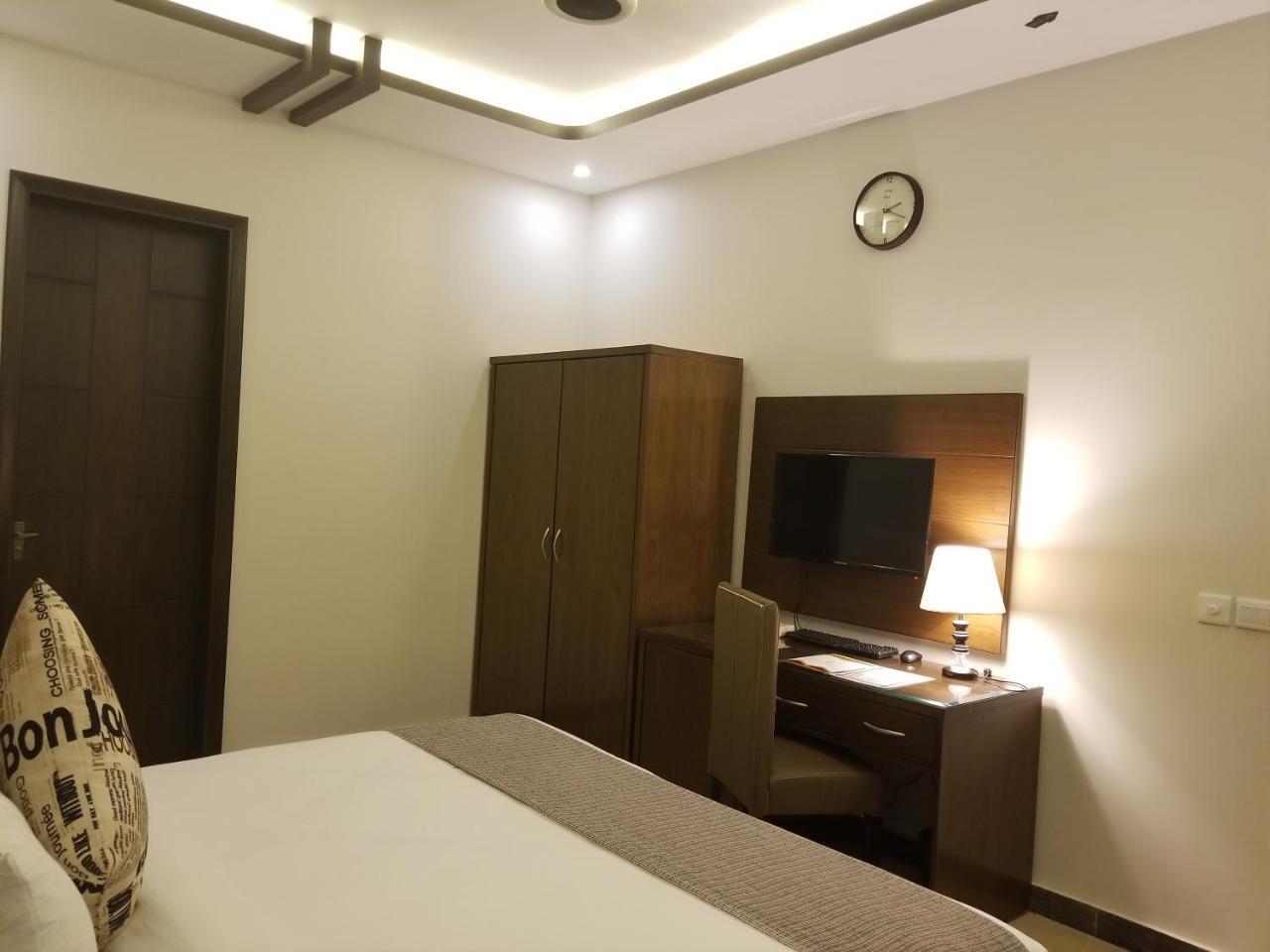 Zifan Hotel & Suites Карачи Экстерьер фото