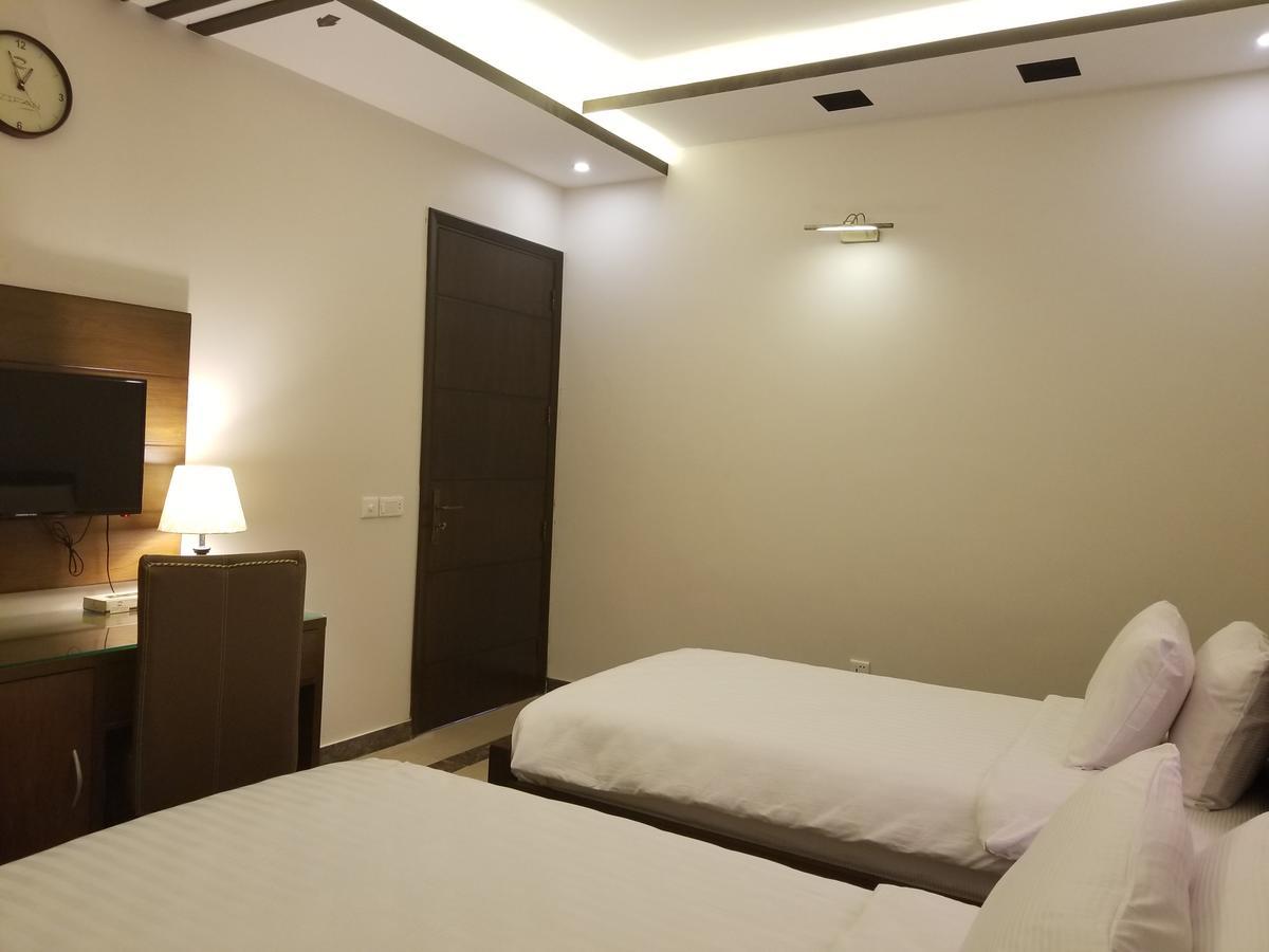 Zifan Hotel & Suites Карачи Экстерьер фото